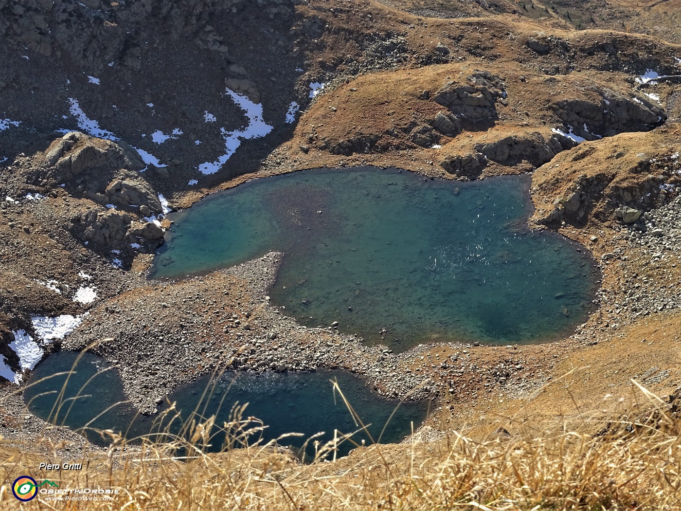 42 Zoom sui Laghetti del Corno Stella  ( 2258 m) uno a forma di cuore.JPG